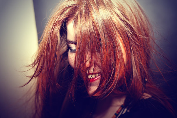 红发女孩图片下载