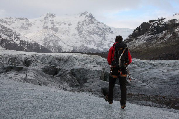 在冰岛的冰川上行走图片下载