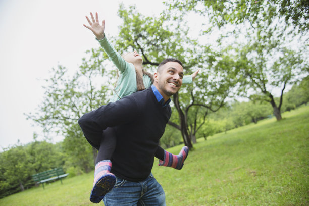 父亲和女儿在森林里的草地上图片下载