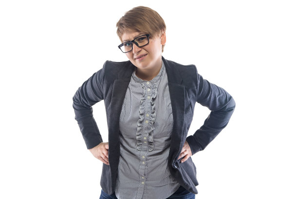 照片中的女人皱着眉头，双手叉腰图片下载