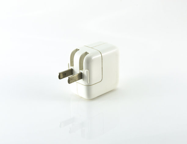 电子适配器到USB端口在一个白色的背景图片下载