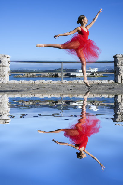 芭蕾舞者在户外跳跃的倒影图片下载