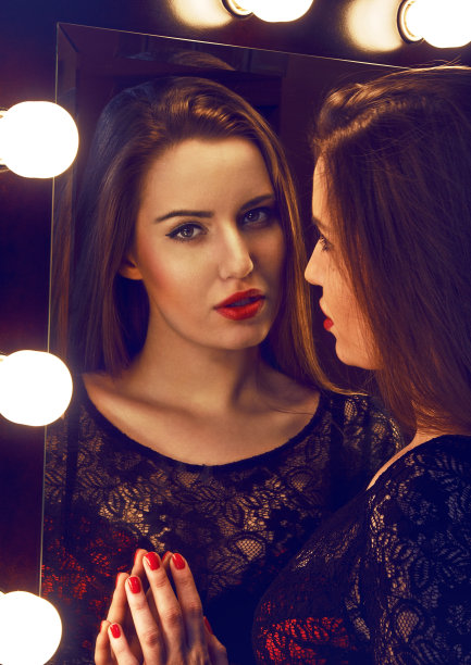 漂亮女人靠近镜子图片下载