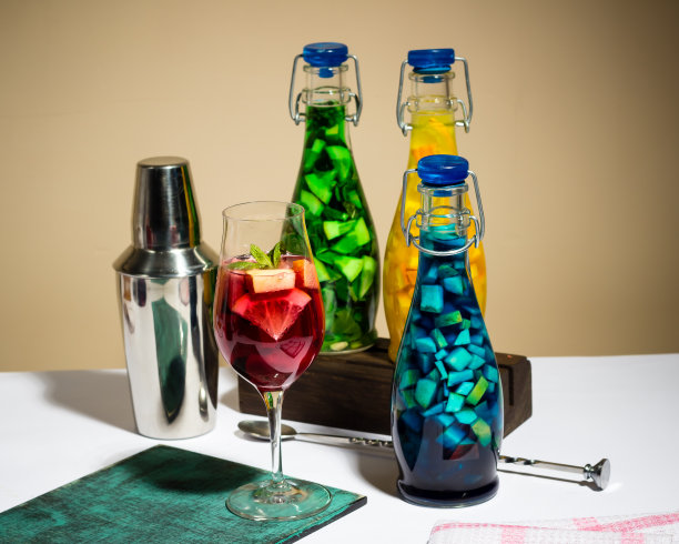 色彩鲜艳的水果彩绘鸡尾酒，柠檬水，酒吧调酒器，工作室照片图片下载