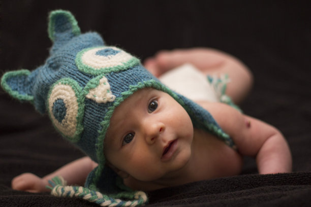 戴着猫头鹰帽的男婴图片下载