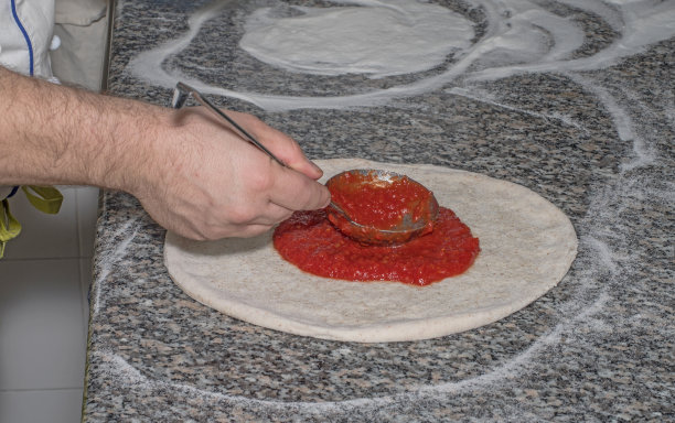 披萨厨师正在准备披萨图片下载