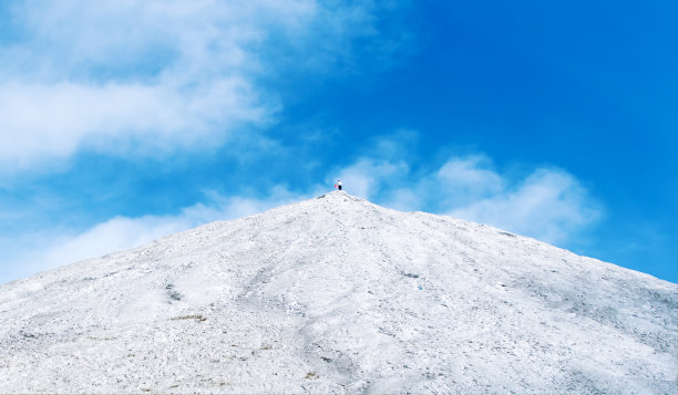 蓝天下的化学山。图片下载
