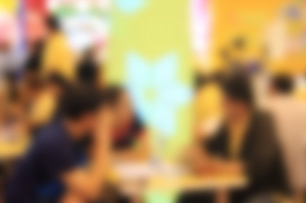 在工作会议上，商人和女人们的身影模糊不清。图片下载