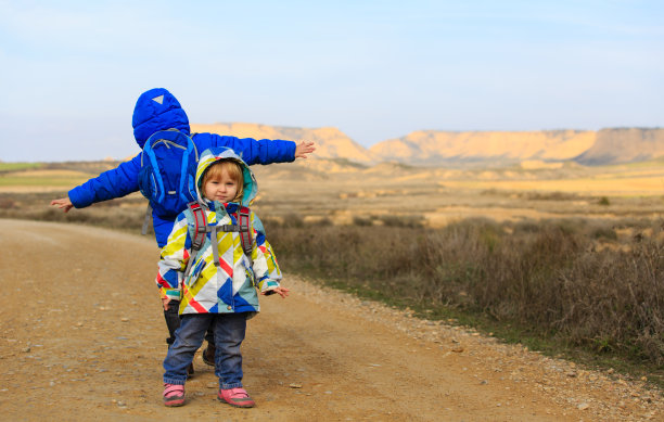 小男孩和小女孩背着背包一起旅行图片下载