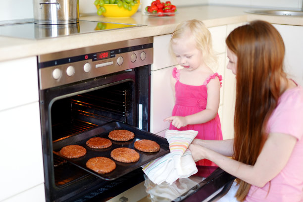 母亲和女儿在烤饼干图片下载