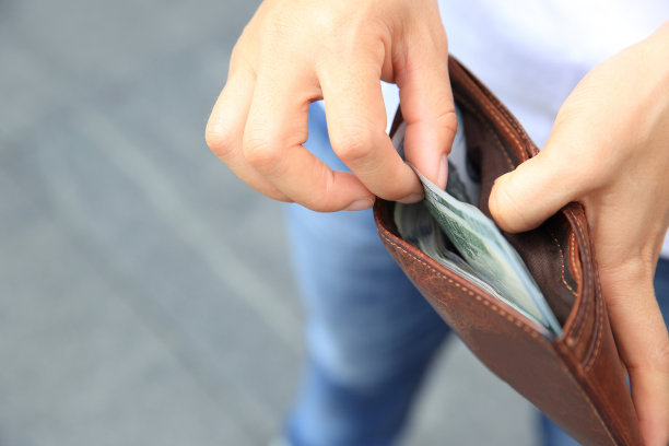 在街上有人从钱包里拿钱给我们素材图片