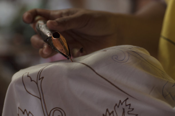 蜡染手工艺人画复杂的图案图片下载