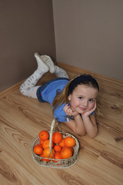 木地上的女孩提着果篮图片下载