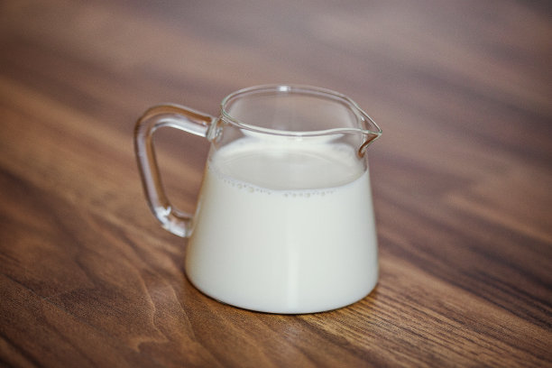 桌子上有一罐牛奶图片下载