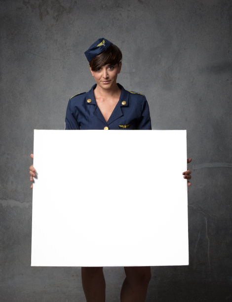 空中小姐手上有白色空牌图片下载