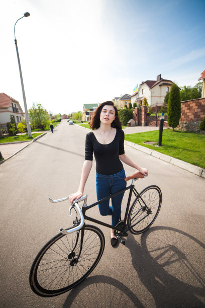 骑自行车上下班图片下载