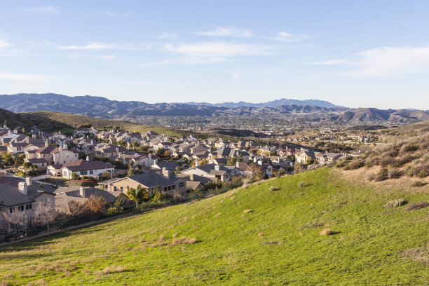 郊区的田野、山丘和住宅图片下载