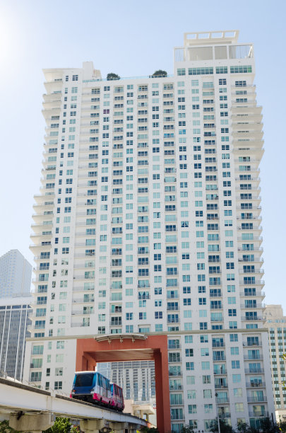 迈阿密的自动列车高架通勤轨道图片下载