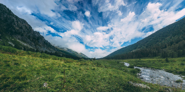在绿色的山丘中间有美丽的云彩图片下载