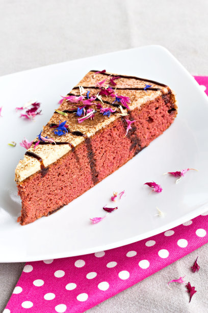 一片漂亮的红色甜菜根蛋糕，上面点缀着奶油图片下载