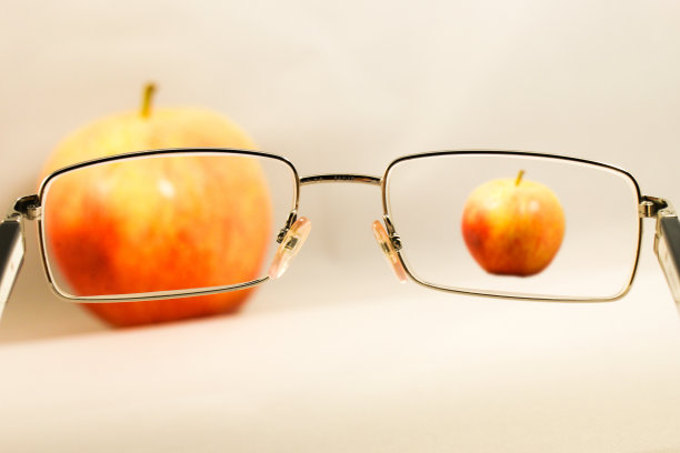 苹果从不同变焦的眼镜上看东西图片下载