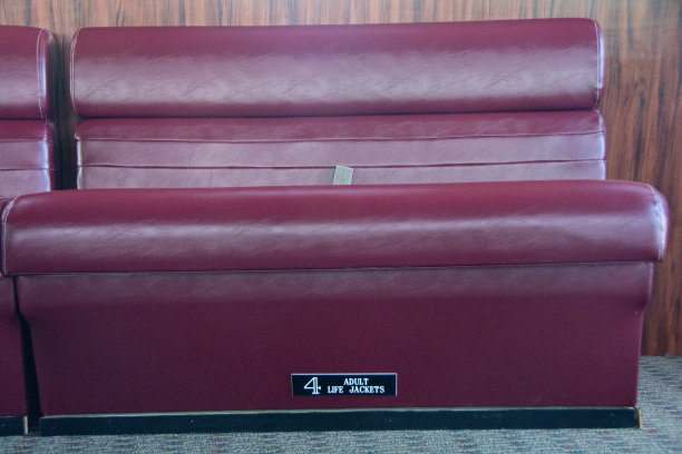 船上装有救生衣的躺椅图片下载