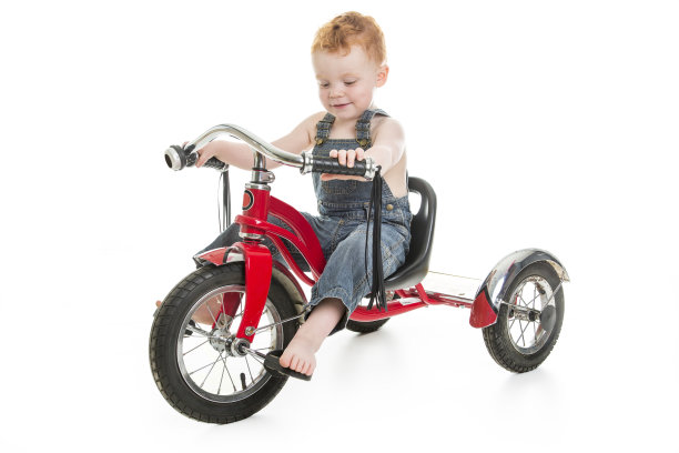 婴儿红发男孩肖像在一个孤立的白色背景图片下载