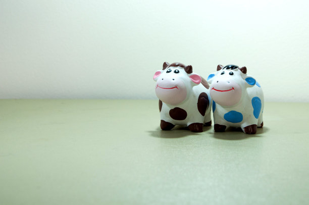 陶艺夫妇牛娃娃图片下载