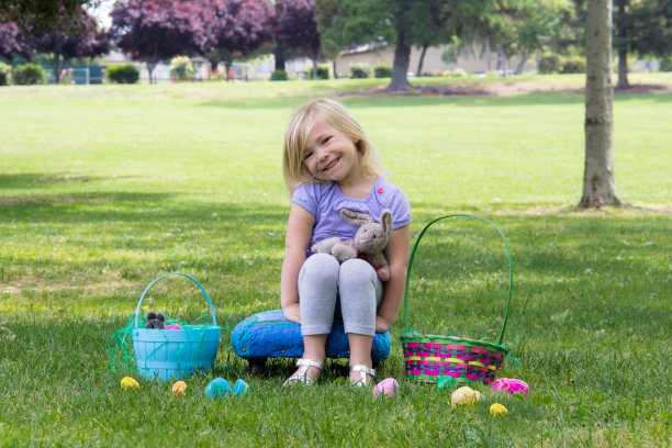 小女孩坐着拍复活节照片图片下载