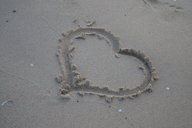 沙中的心图片下载