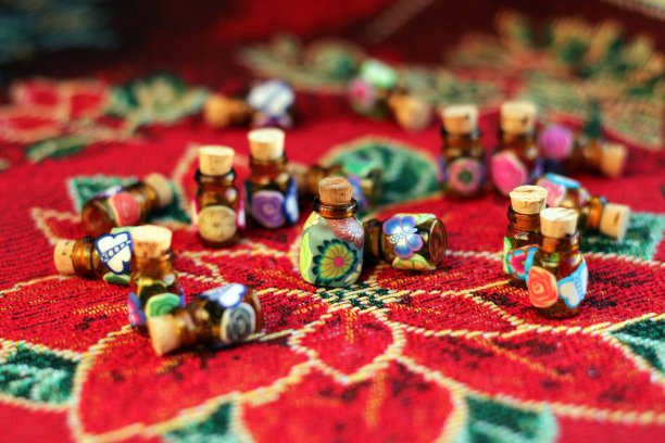 香精油小瓶挂在挂毯上图片下载