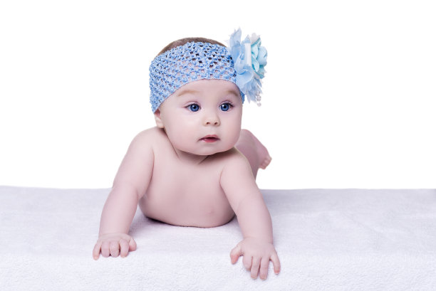 严肃的小婴儿，头上戴着蓝色蝴蝶结花图片下载