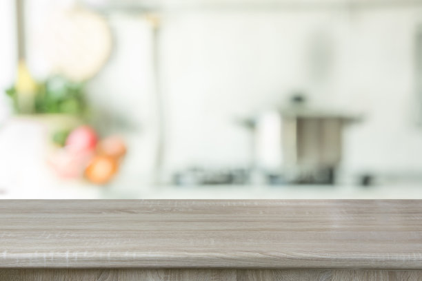 模糊的背景。现代厨房与桌面和空间为您。图片下载