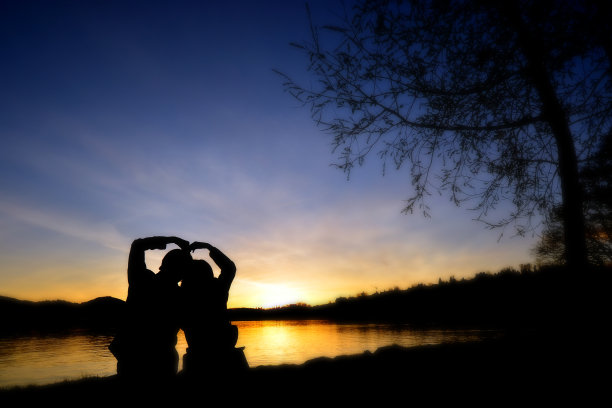 去聚焦柔软浪漫的夫妇剪影日落背景图片下载