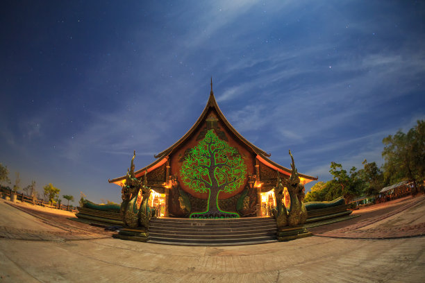 满月之夜的乌汶叻差他尼府西琳通瓦拉蓝寺，泰国图片下载