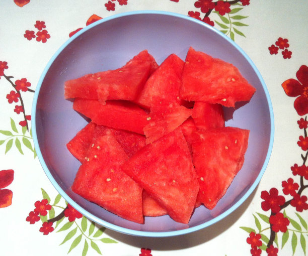 桌上的碗里有西瓜图片下载