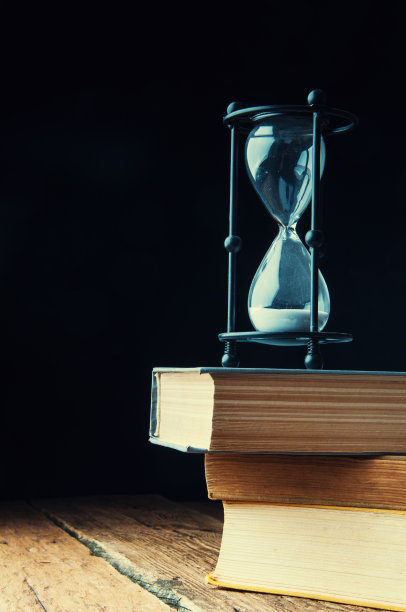 旧书上的沙漏。Copyspace图片下载