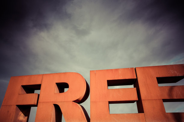 大写字母自由与多云的天空图片下载