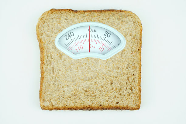 白色背景上健康面包片的体重秤图片下载