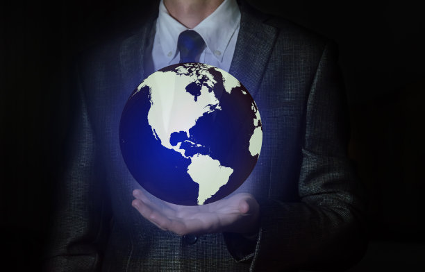 拿着地球全息图的人图片下载