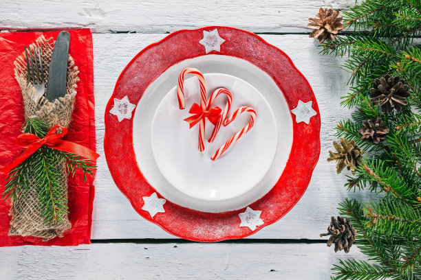 装有盘子和银器的圣诞相框图片下载