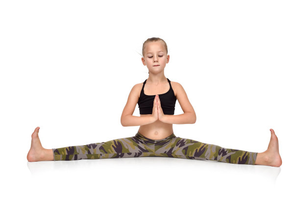 女孩做合十礼图片下载