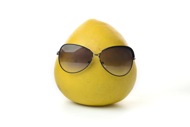 两个柚子孤立在白色背景上图片下载