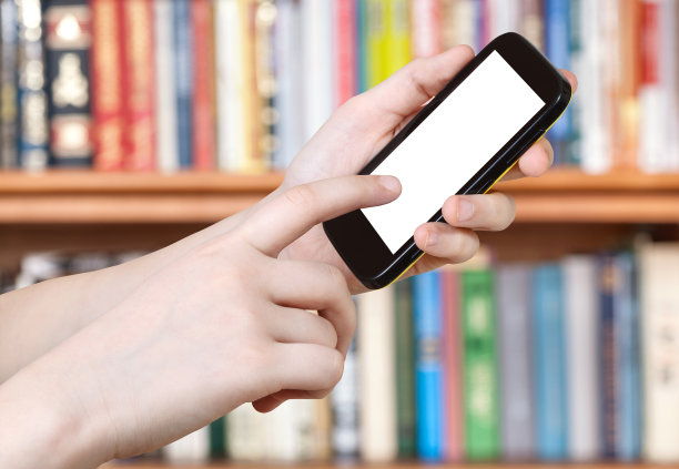 在图书馆手指触摸智能手机图片下载