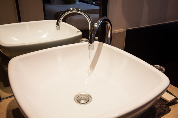 水龙头滴水，浴室有淡水。图片下载