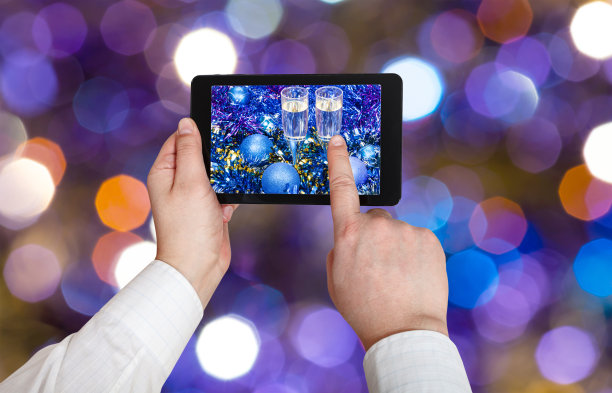 照片圣诞静物生活在模糊的紫罗兰背景图片下载