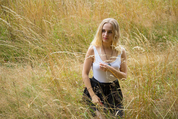 年轻女子在草地上。图片下载