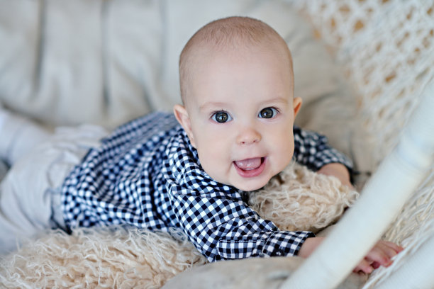 孩子躺在地板上图片下载