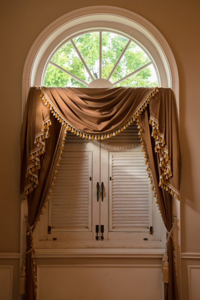 带有装饰窗帘的老式窗户图片下载