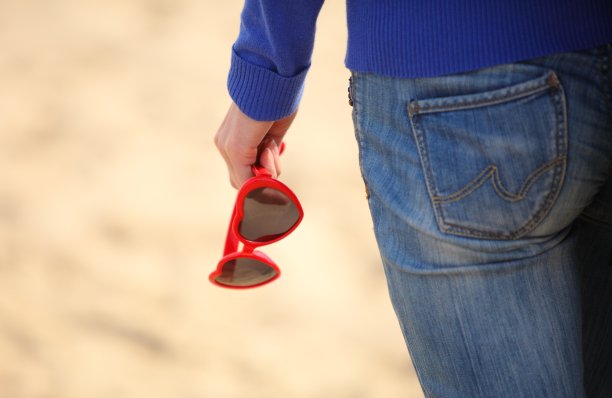 戴着太阳眼镜的心形女人的手图片下载